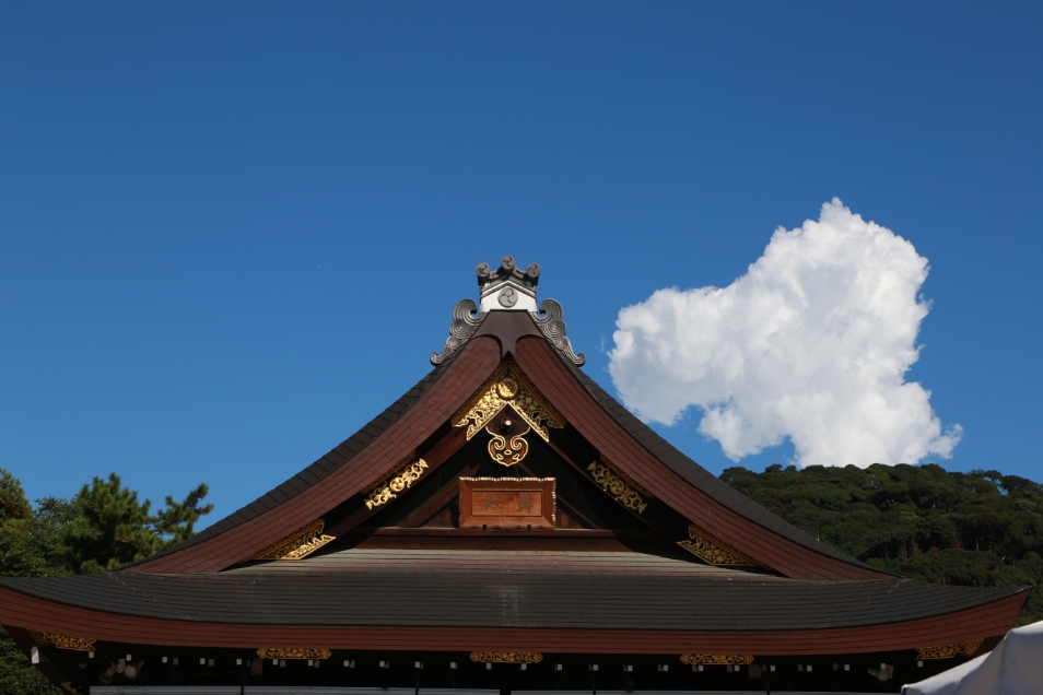 祇園唐草の装飾が見事な舞殿の屋根