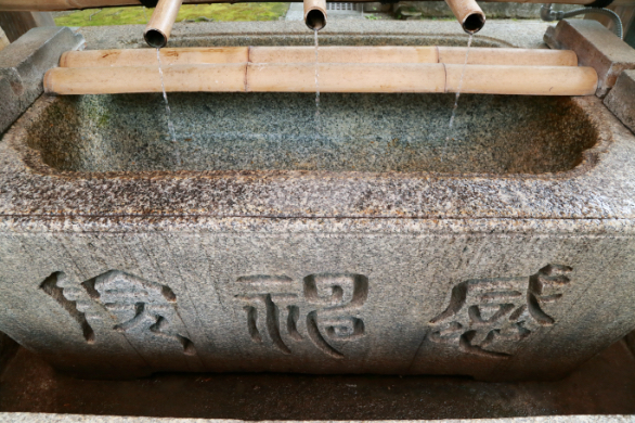 手水舎に刻まれた「感神院」の文字