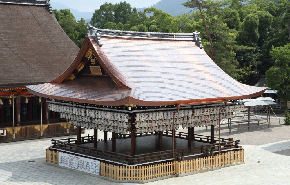 湾曲した屋根の形状が美しい八坂神社の舞殿