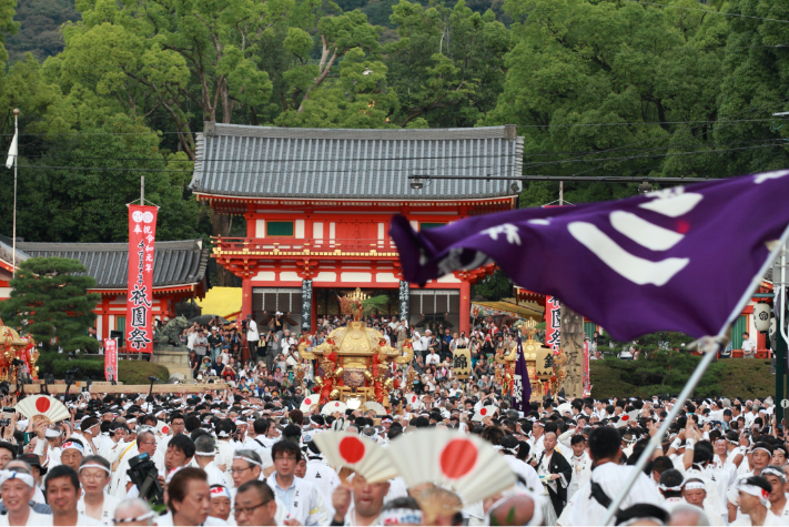 西楼門から出発する神輿渡御