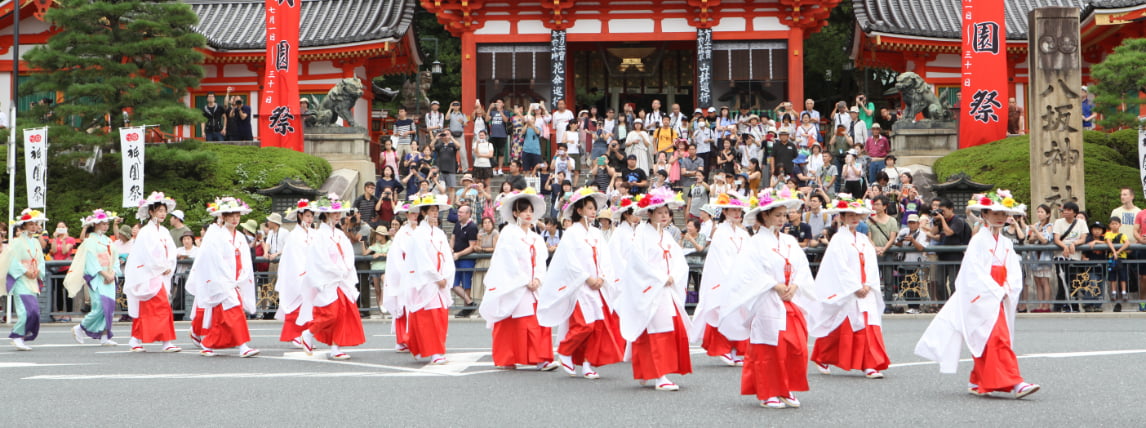 都会の中にありながら涼しさを感じる八坂神社の夏
