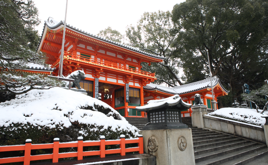 雪が積もって白くなった西楼門