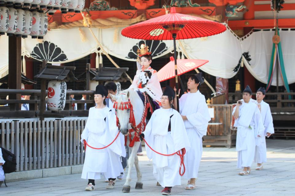 Children who visit Yasaka Shrine before the Gion Festival