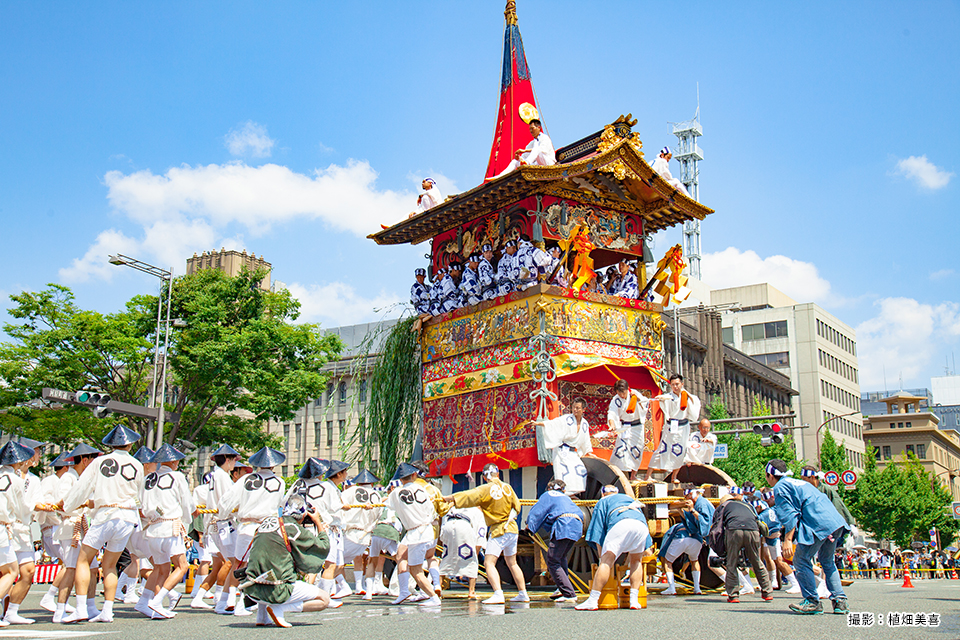 People who change the direction of the floats at the Gion Festival