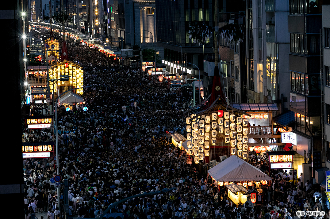 A wonderful sight of the three Shinto shrines and the many people who carry them
