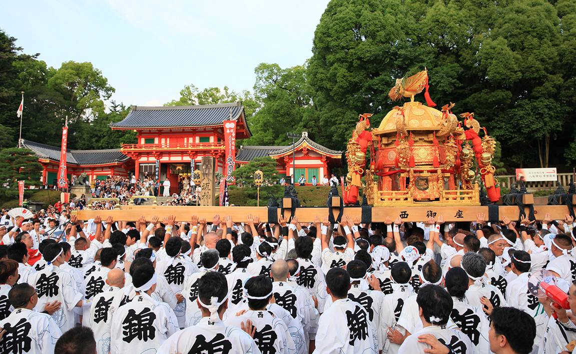 八柱御子神（やはしらのみこがみ）を奉祀する西御座神輿