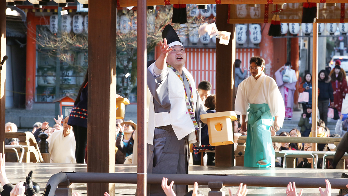 祇園商店街・四条繁栄会による豆撒き