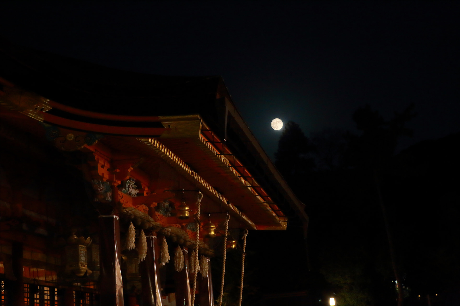 八坂神社の夜の本殿の様子